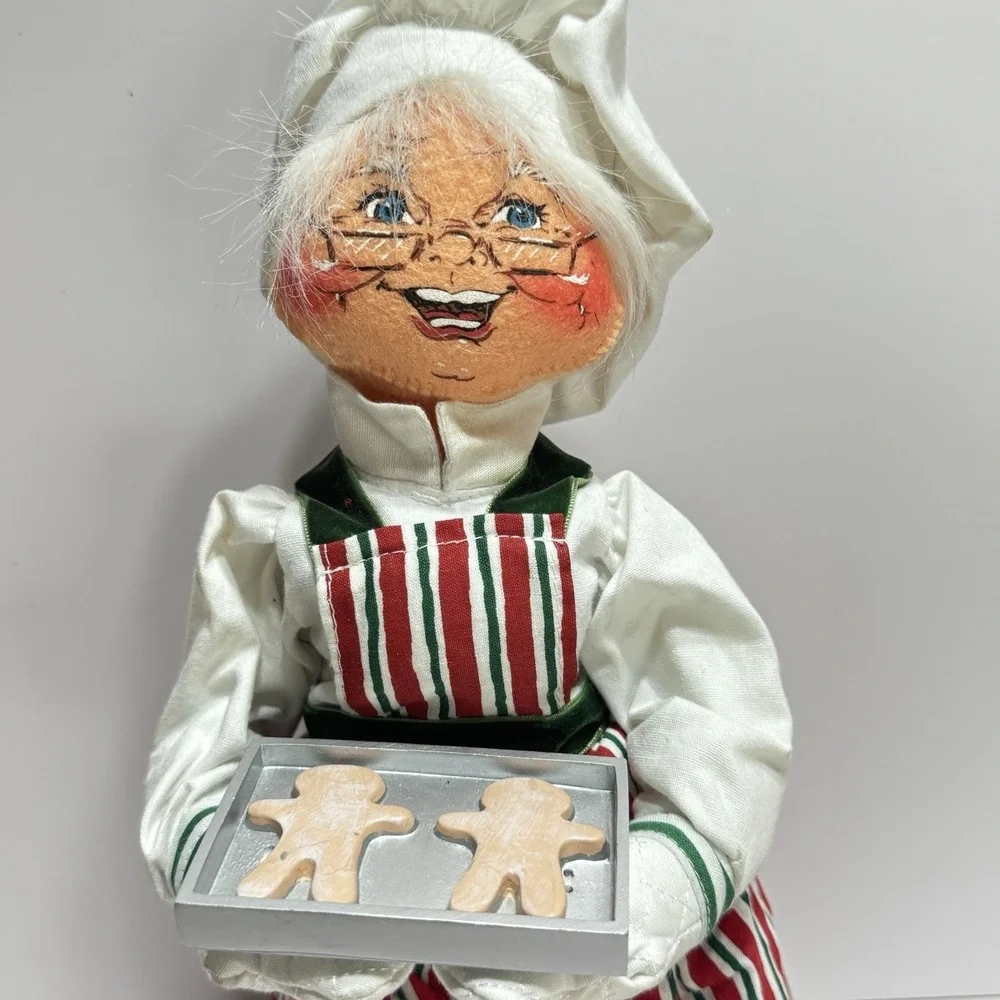 Vintage 2004 ANNALEE Doll Mrs Claus Baking Tray Gingerbread COOKIES Standing 14